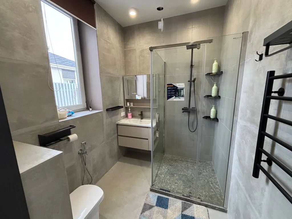 Просторный дом с собственной территорией и настоящим камином