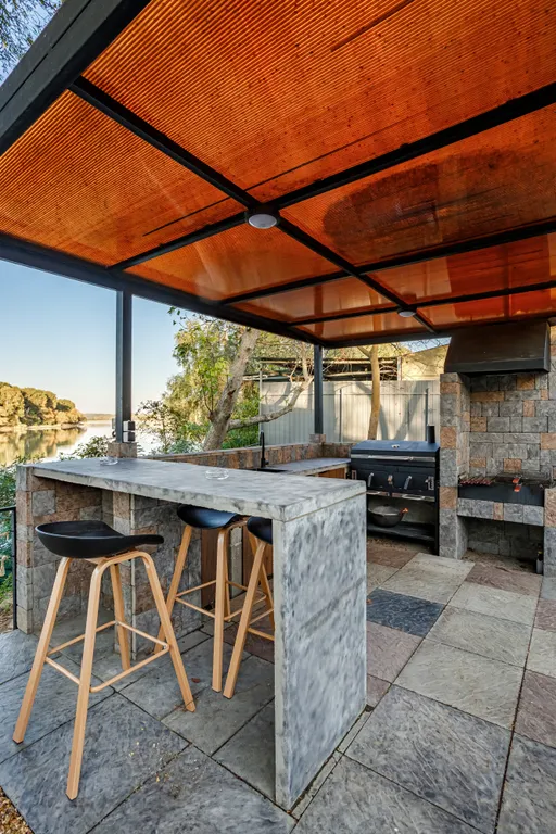 Дом на берегу реки