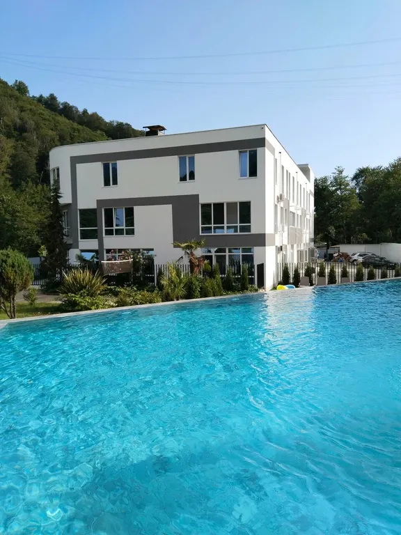 Квартира с бассейном на территории