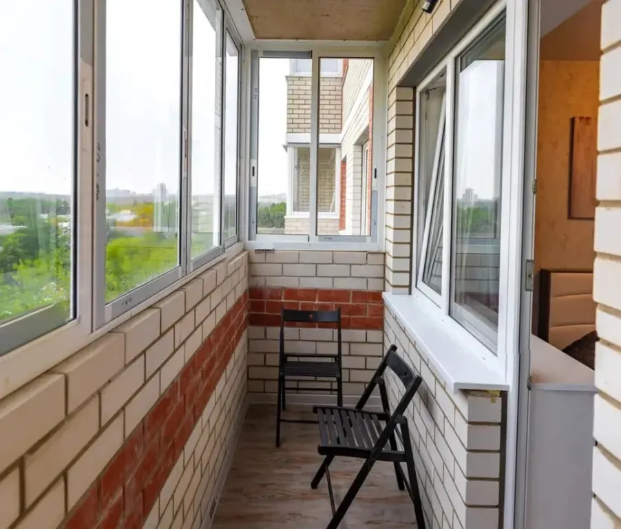 Уютная студия в скандинавском стиле с видом на лес