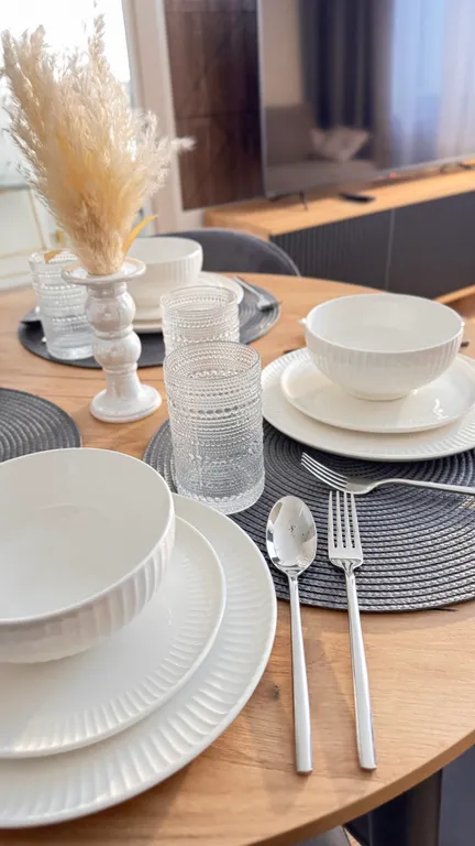 Евродвушка с высокими потолками и большими окнами, 2 кровати