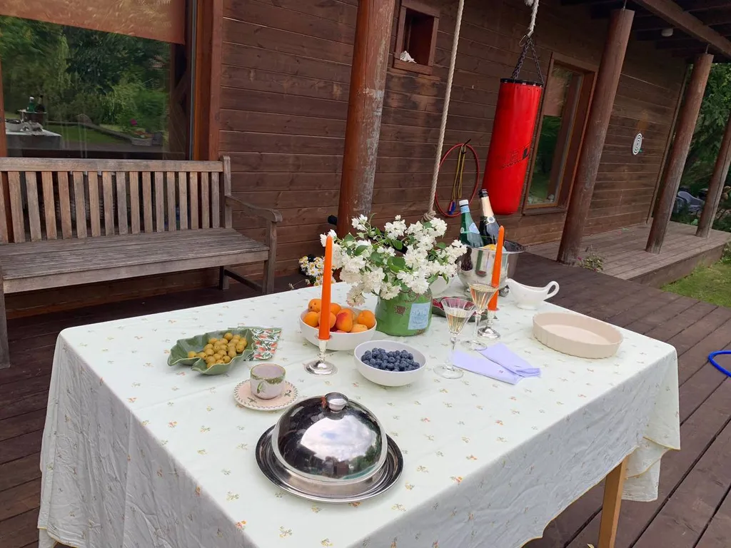 Коттедж Уютный деревянный дом с ландшафтным садом у озера — Шеметово