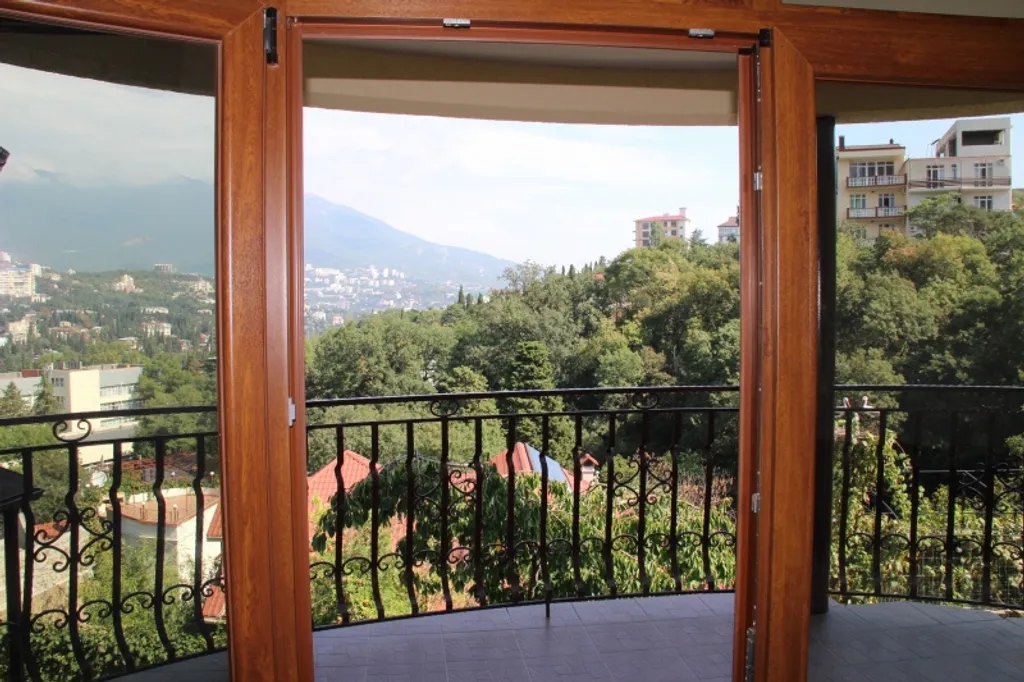 Коттедж Студия с прекрасным видом на Ялту — аренда посуточно в Ялта