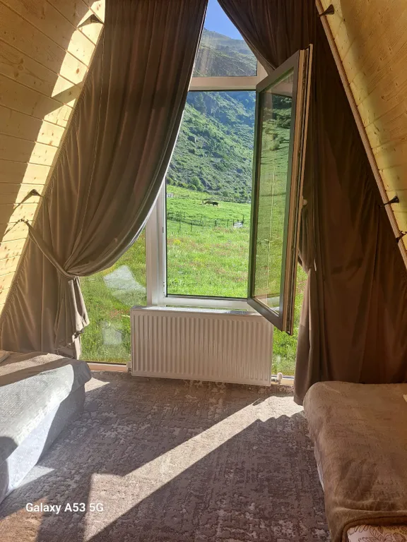 Домик с видом на горы