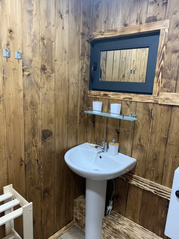 Уютный двухэтажный домик у реки, треугольник