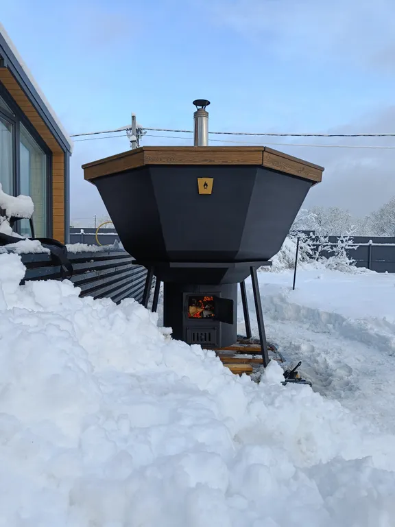 Уютный дом с панорамными окнами и бассейном на участке 15 соток