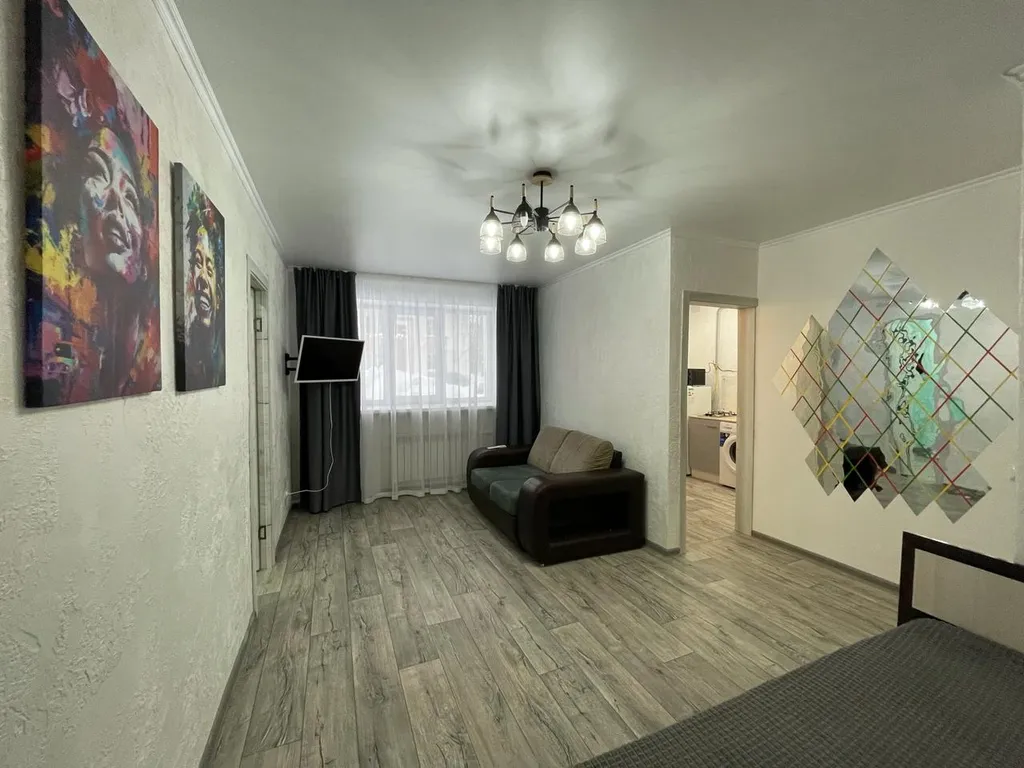 Двухкомнатная с евро ремонтом в районе 1000 мелочей