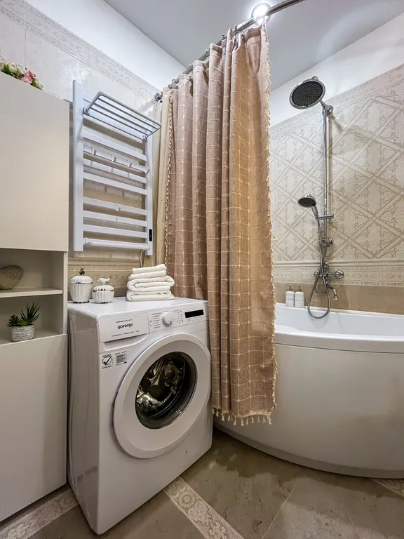 Двухэтажная квартира рядом с зимним лесом