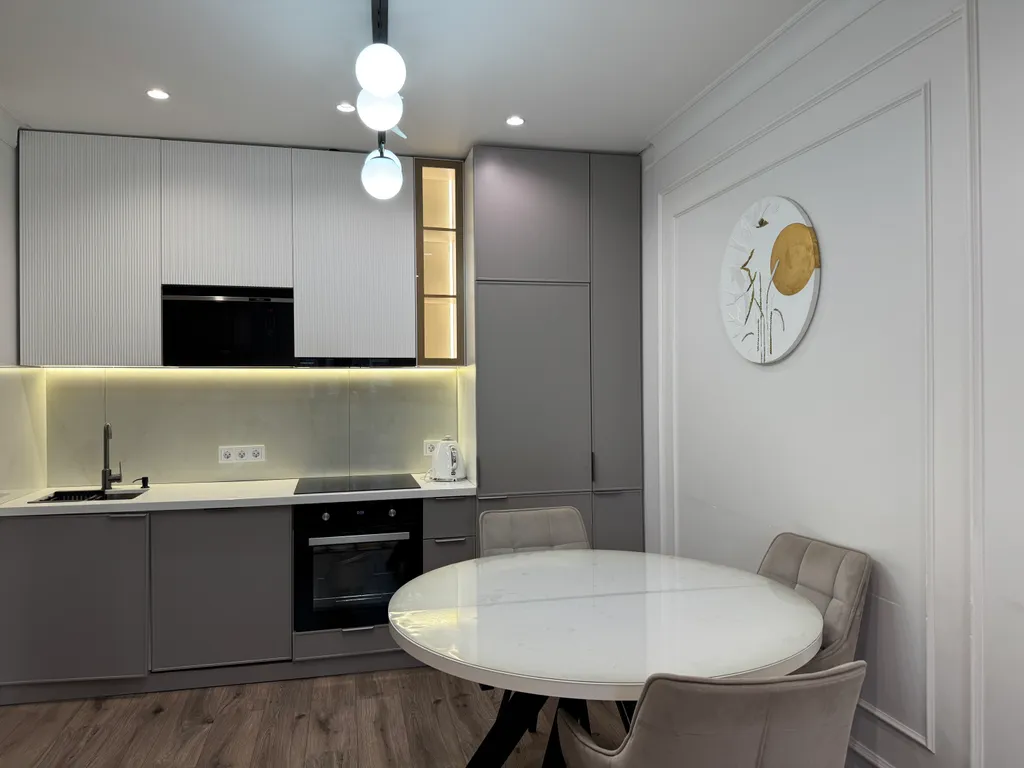 Евро 2ка в золотом квадрате Левого берега. В безопасном районе города