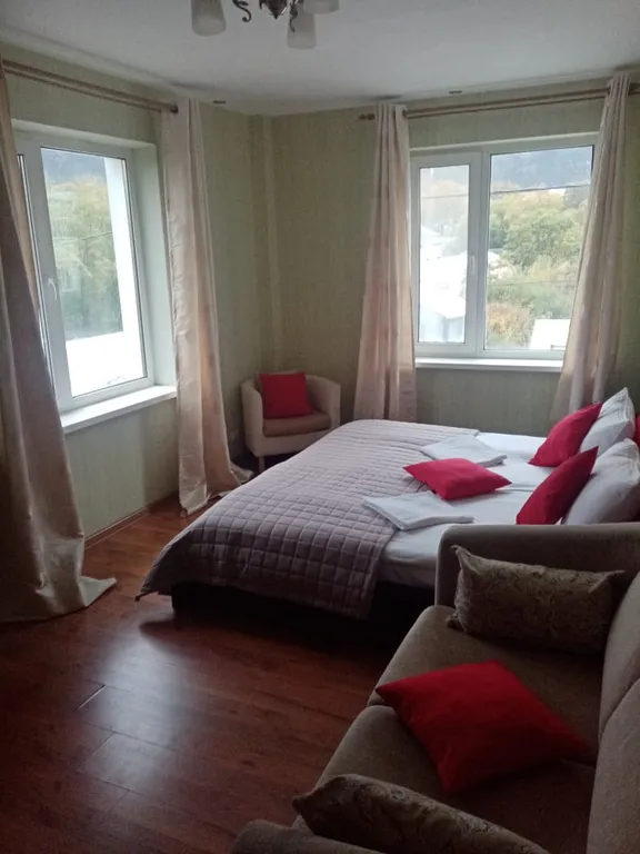 Уютный дом на берегу реки