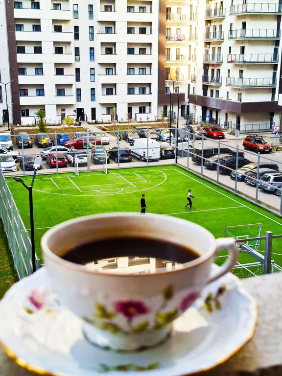 Трёхкомнатная квартира в центре Тбилиси с балконом, вид во двор