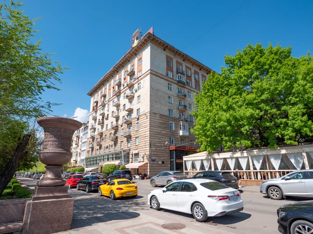 Величественная сталинка на набережной вокруг достопримечательностей