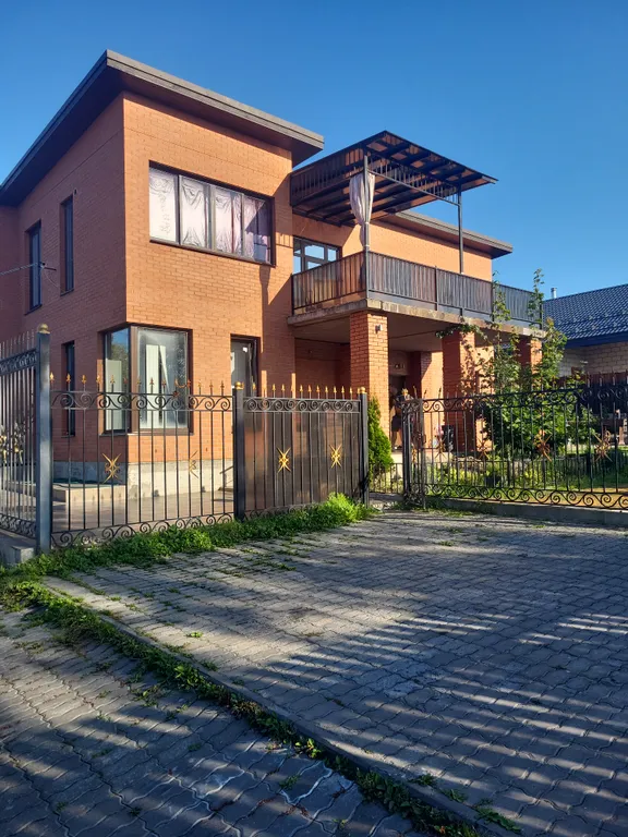 Дом с камином, зоной барбекю, батутом