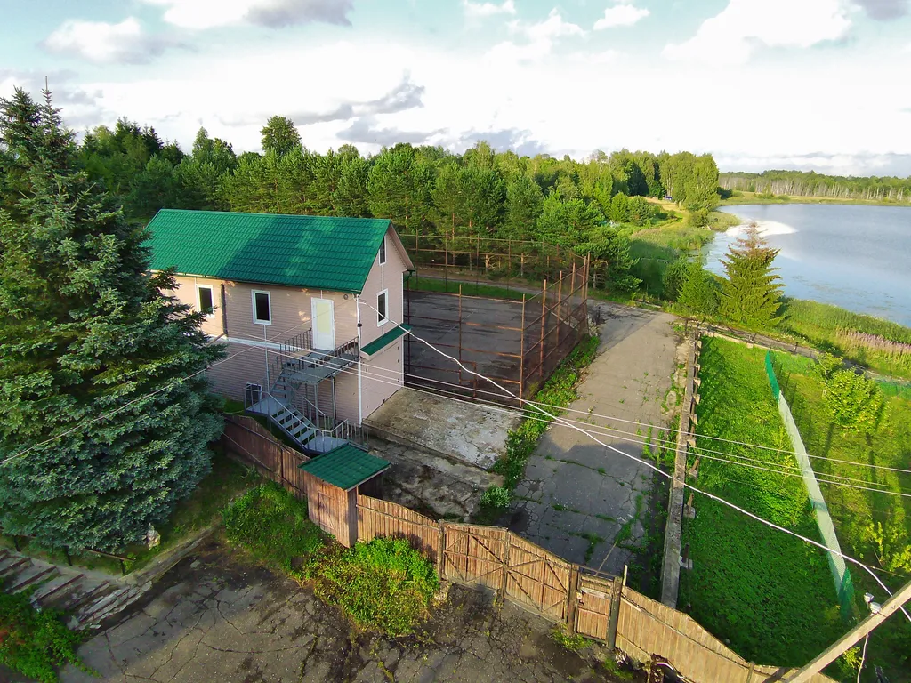 Домик на берегу озера