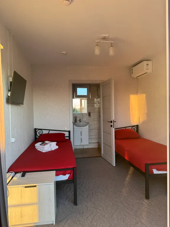 Отель рядом с аэропортом, трансфер бесплатный, стоянка и столовая рядом