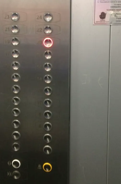 Студия в доме у метро