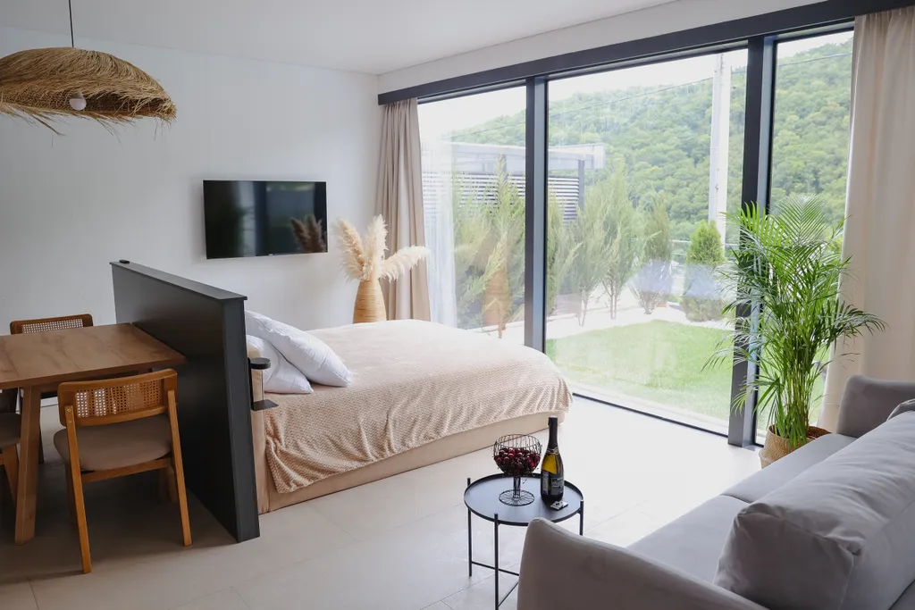 Дом с панорамным видом на лес