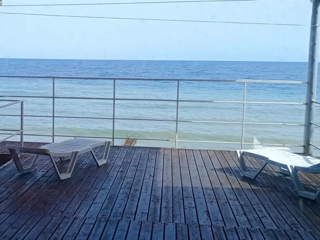 Эллинг нa беpeгу моpя