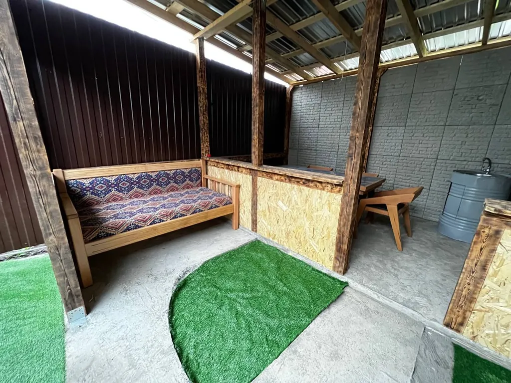 Дом и задний двор