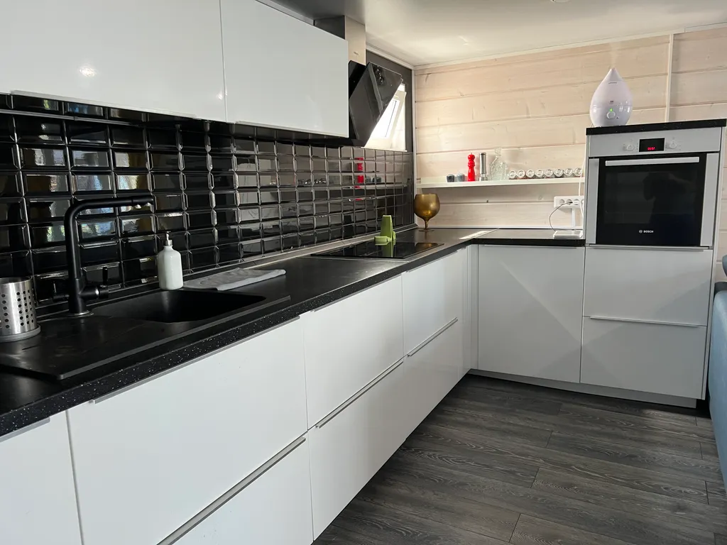 Дом на территории охотничьего хозяйства рядом с водохранилищем