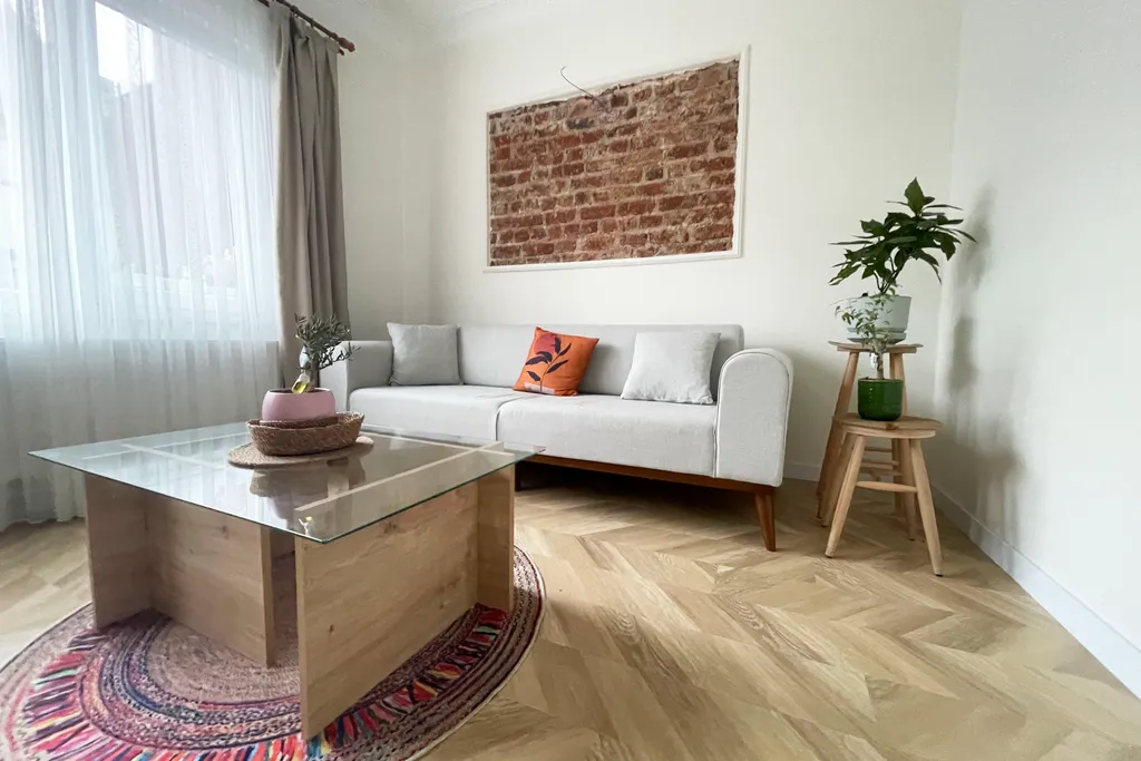 2br and 2bath balcony 8 min to metro