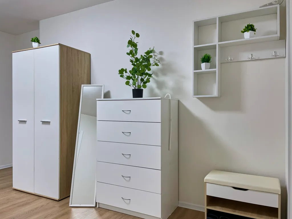 Уютная светлая трешка кухня отдельно, 2 балкона