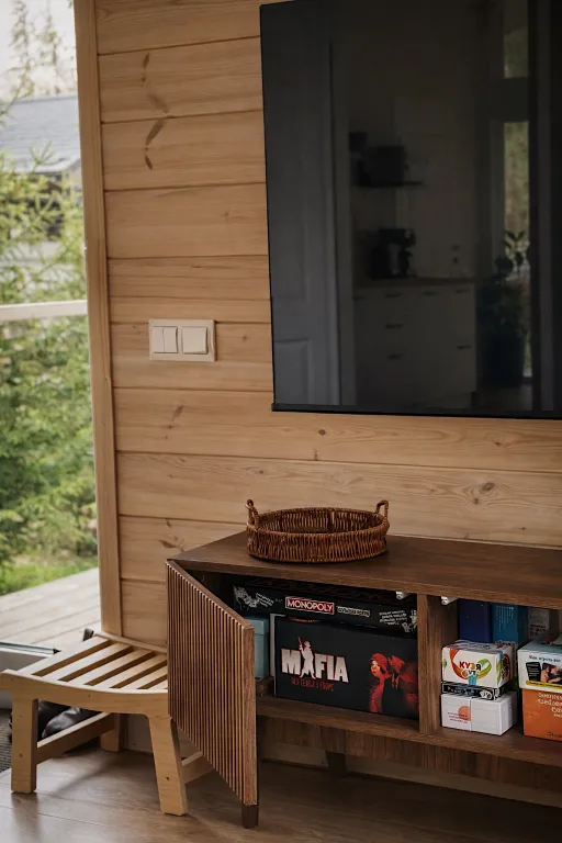 Дом около леса с чаном