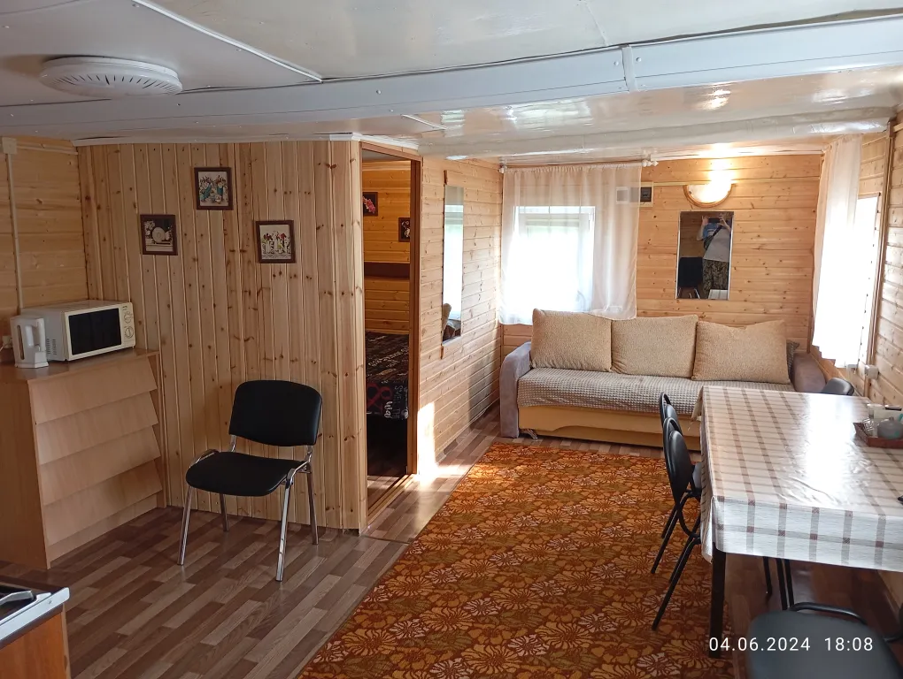 Благоустроенный дом на берегу с баней и катером