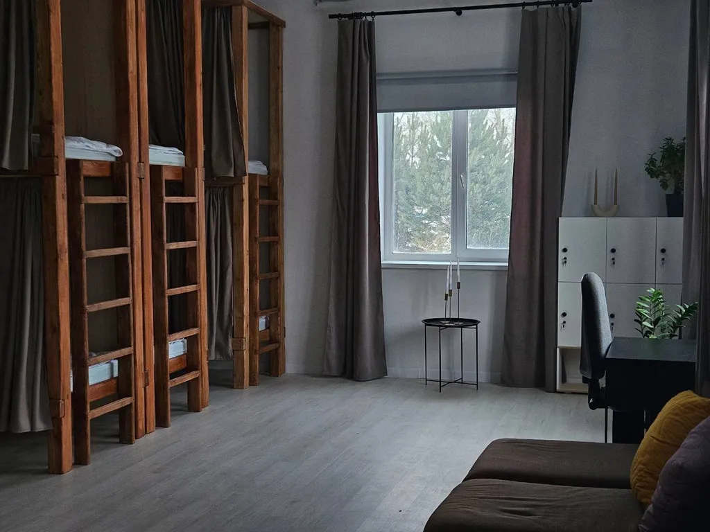 Просторная комната для большой компании