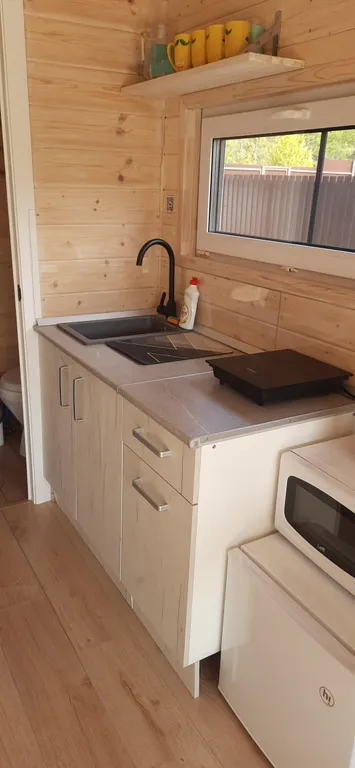 Уютный модульный дом на берегу озера Тосканка