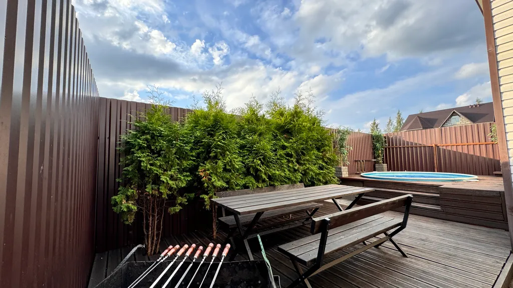 Коттедж с теплым бассейном под открытым небом. На 6 человек.