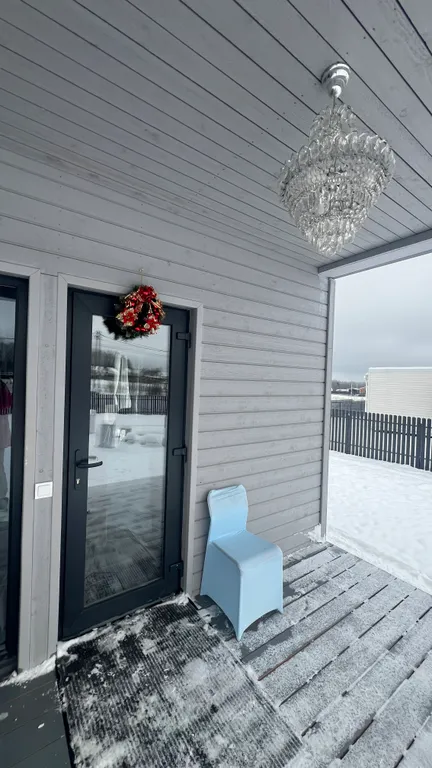 Grey House с дикими зайцами