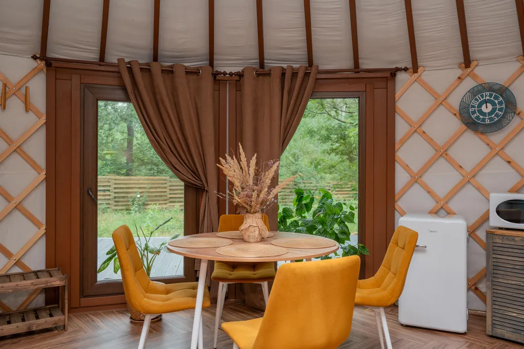 Глэмпинг в лесу