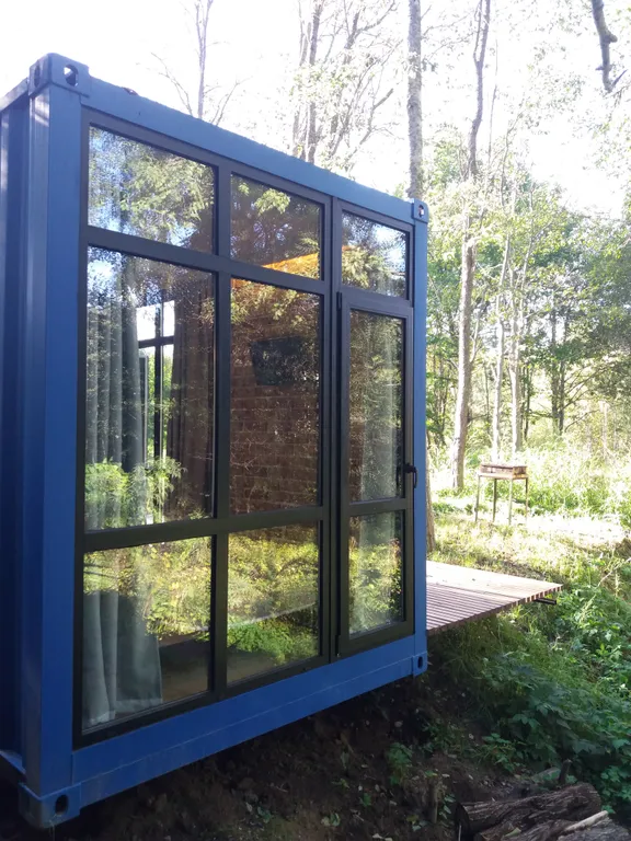 Дом на склоне холма у реки