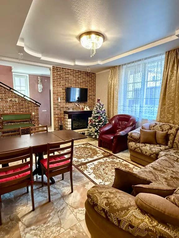 Изумрудный дизайнерский коттедж с бассейном