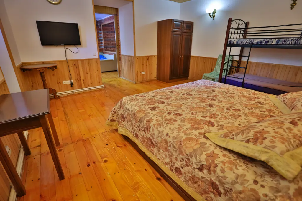 Коттедж Добротный кирпичный дом со своим двором в усадьбе Можжевеловый дворик — Айвовое