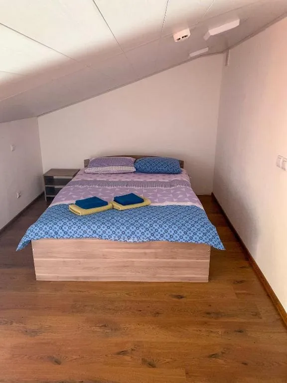 Двухуровневые апартаменты с круглым окном