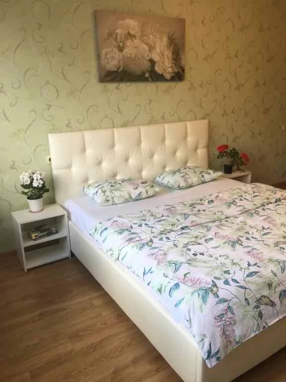 Апартамент с видом на бульвар, храм