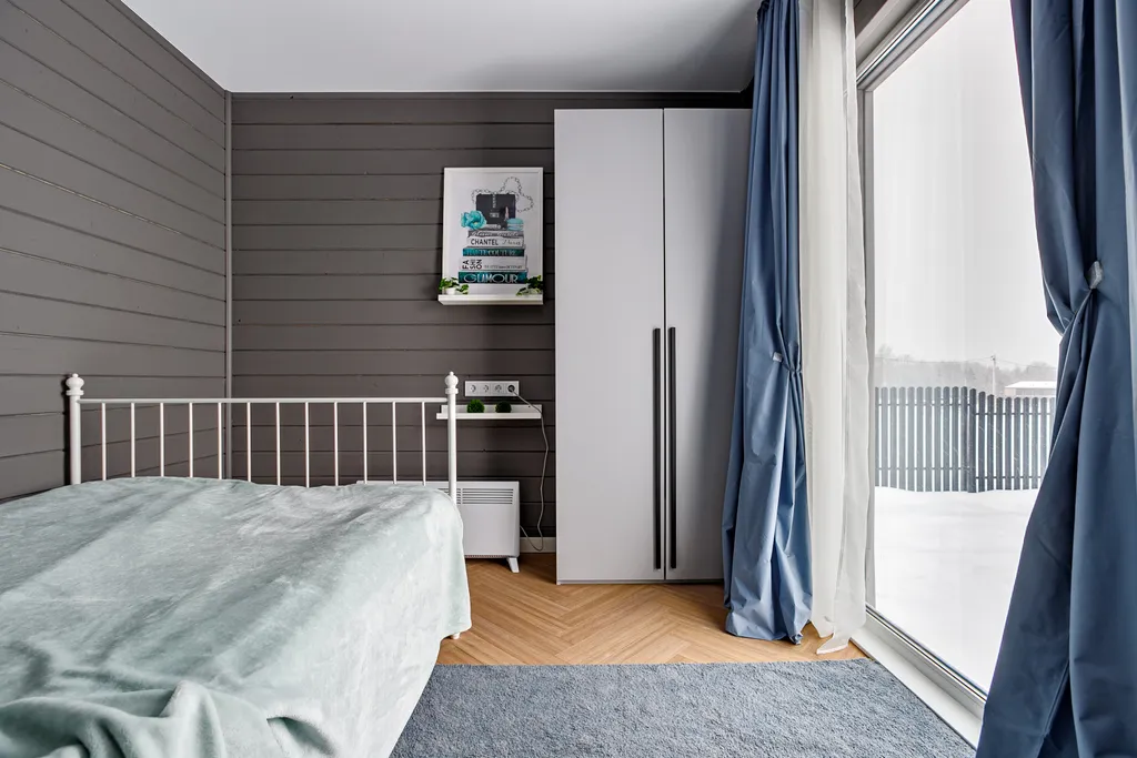 Grey House с дикими зайцами