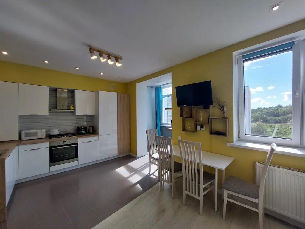 Солнечная студия у леса