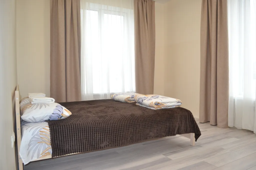 Уютный дом с зеленой лужайкой