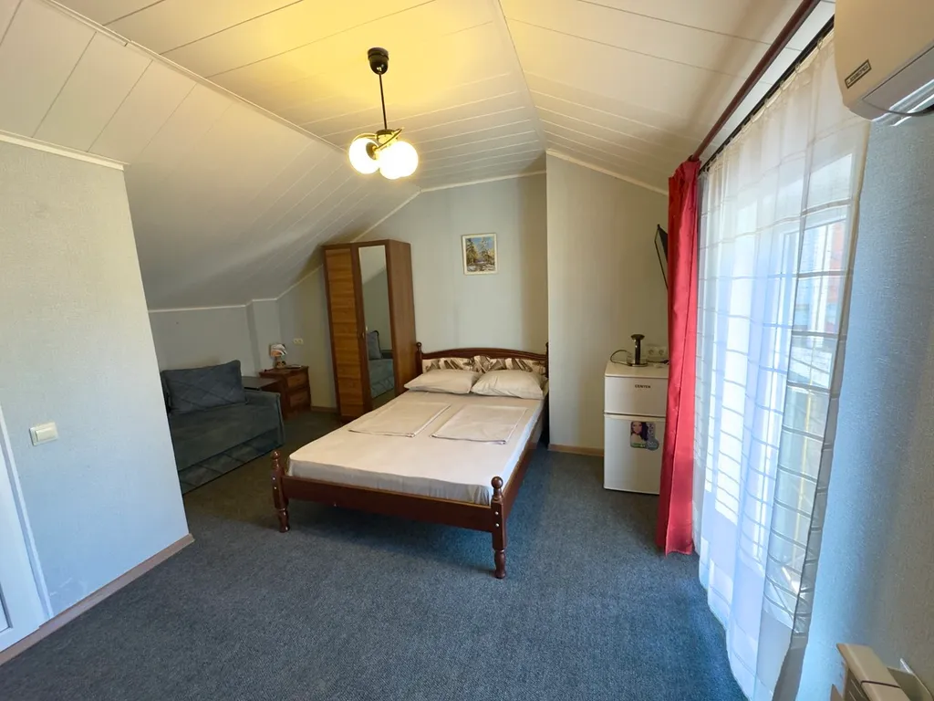 Квартира Номер с двухспальной кроватью и доп.местом, с французским балконом — аренда посуточно в Геленджик