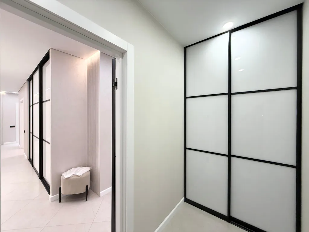 Квартира с большой кухней-гостиной, камином и панорамным видом