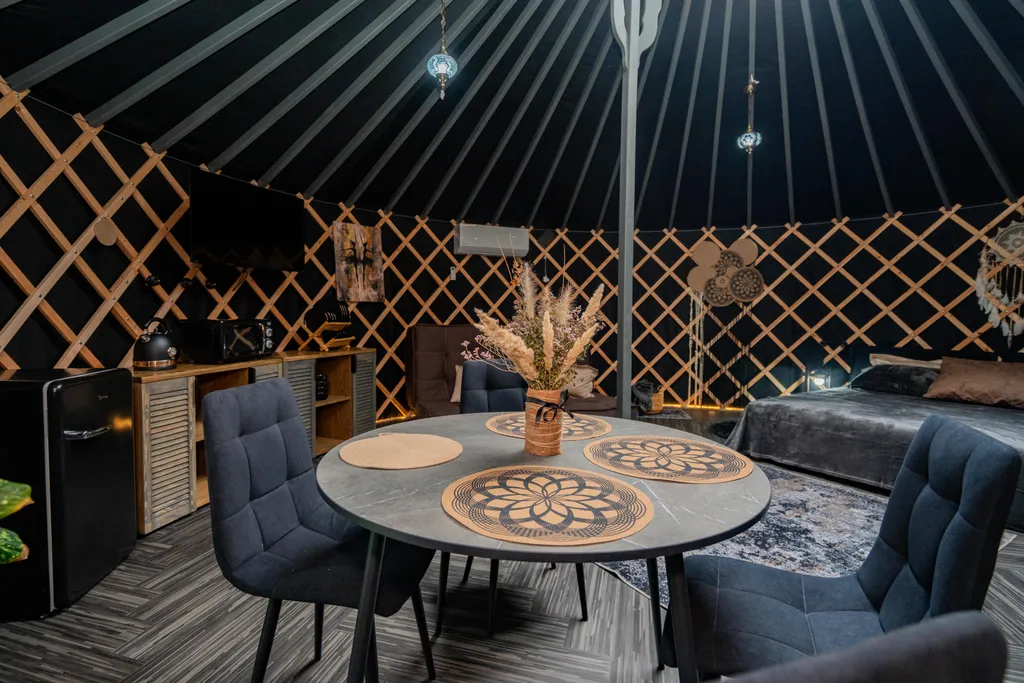 Юрта в лесу