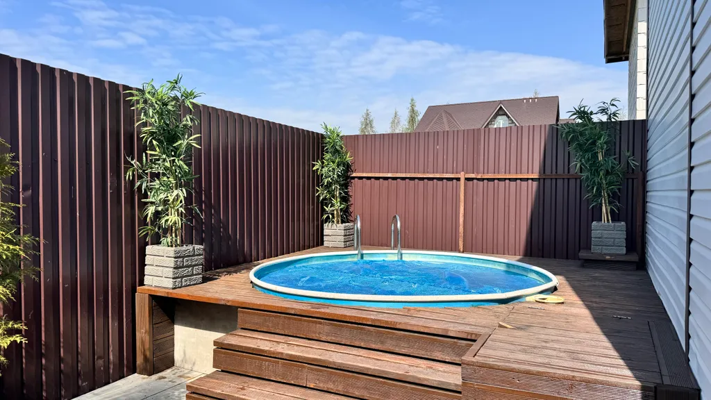 Коттедж с теплым бассейном под открытым небом. На 6 человек.