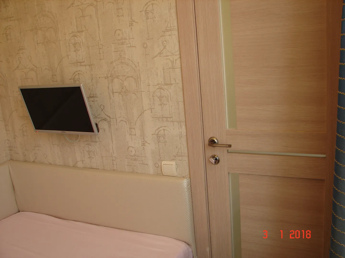 Второй LED TV и дверь с замком в спальне
