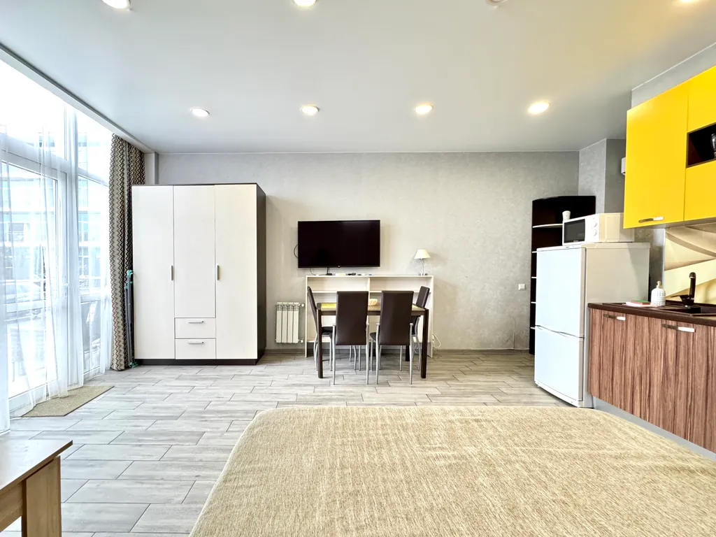 Просторная студия с террасой на первой линии