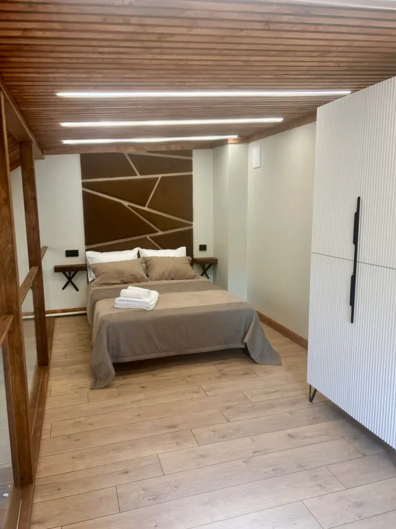 Двухуровневую квартира с авторским ремонтом в самом центре курорта