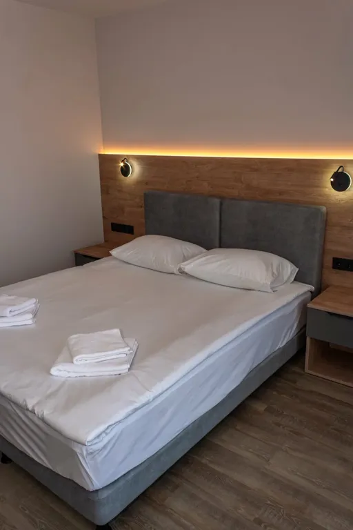 Номер с видом на тихое лесное озеро, лес и гору