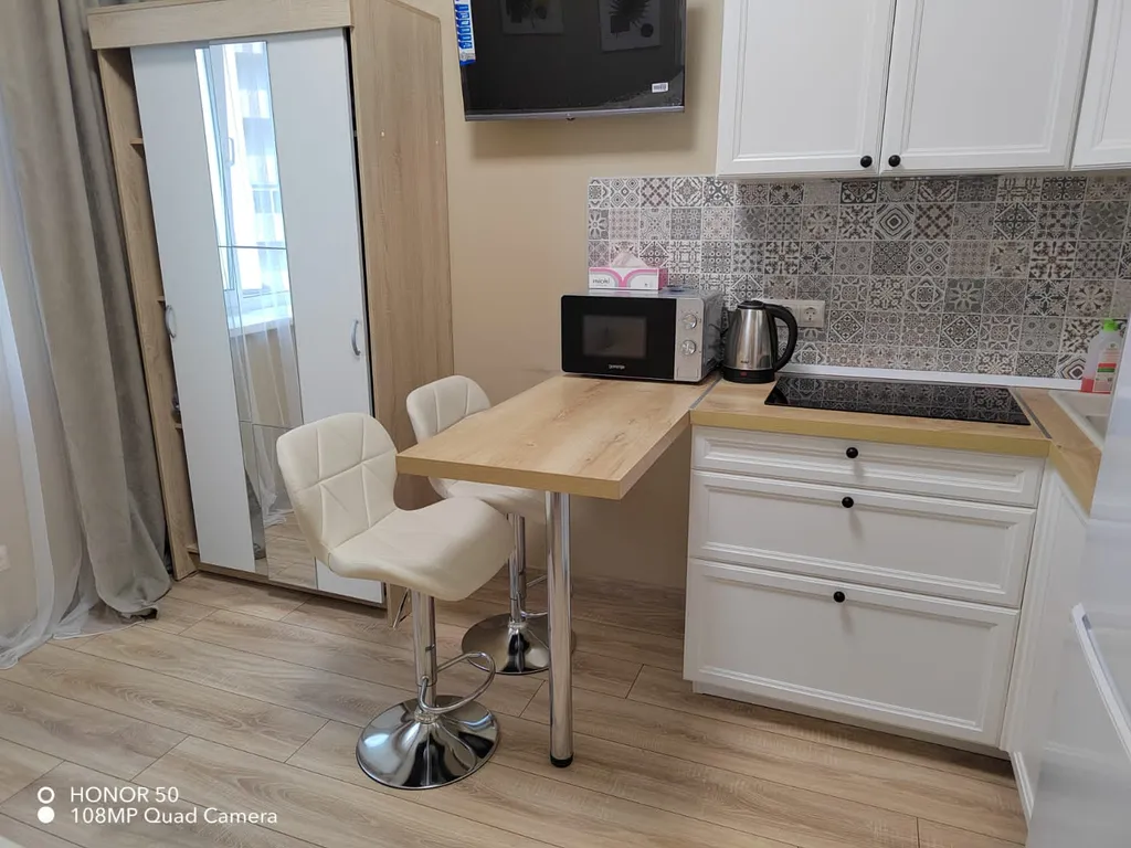 Студия после дизайнерского ремонта с видом на море